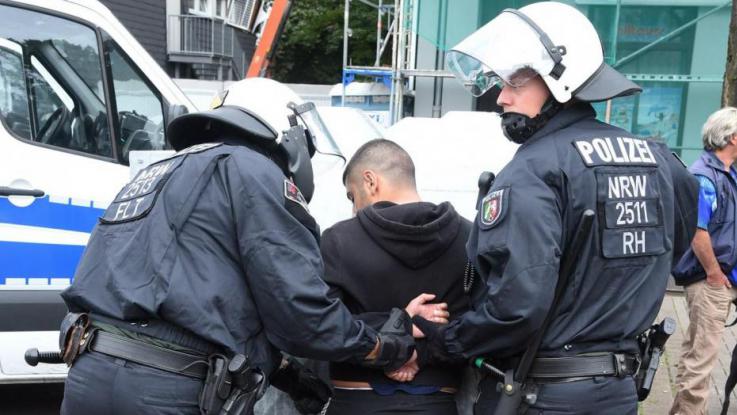 Germania: 21enne uccide una donna a colpi di machete. Arrestato