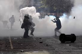 Atene: scontri violenti con la polizia. No alla riforma delle pensioni 