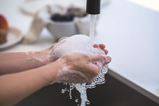 Infezioni respiratorie: lavarsi le mani aumenta del 25% la protezione dal contagio 