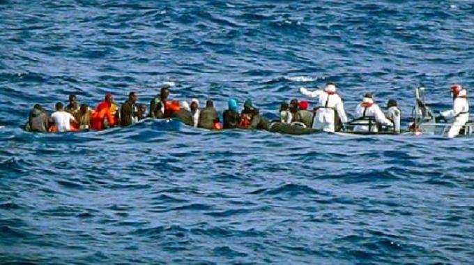 Libia: affonda un gommone carico di migranti. 26 salvati, 70 dispersi