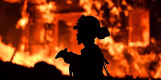 California: inferno di fuoco. Incendi devastanti, 11 vittime, 100 feriti e 2000 edifici distrutti