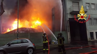 Cologno Monzese: incendio doloso distrugge azienda cartaria Alfa Maceri