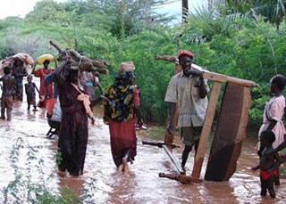 Alluvioni in Kenya: decine di migliaia di rifugiati a rischio di contagio per l’acqua infetta