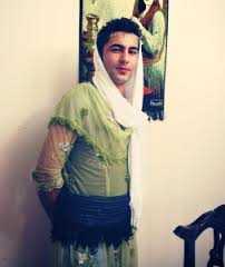 Kurdistan: condannato a vestirsi da donna per punizione. Insorgono le associazioni femministe