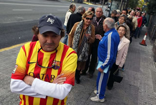 Catalogna: file ai seggi. Cittadini pronti a votare il referendum
