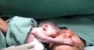 Il video del neonato che non vuole staccarsi dalla mamma fa il giro del mondo