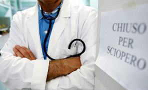 Nuovi tagli alla Sanita': i medici italiani dicono NO con #ProntoSoccorsoKo