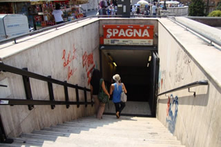 Roma, Metro A, stazione Spagna: cede un controsoffitto. Metro bloccata
