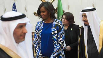 A Ryad senza velo: gaffe di Michelle Obama intervenuta ai funerali di Re Abdullah
