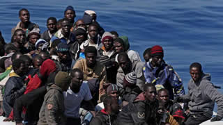 Miganti: ieri 233 salvati al largo della Libia