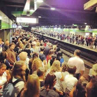 Trasporti nel caos: guasto Metro a Roma, pendolari lombardi vittime del software...