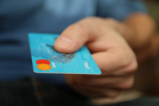 Carte di credito e bancomat all'estero: come risparmiare sulle commissioni