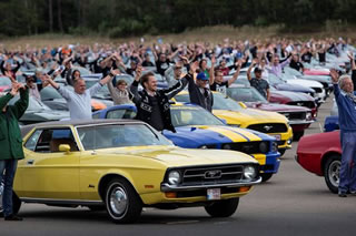 Ford: nuovo record per la più grande parata di Mustang