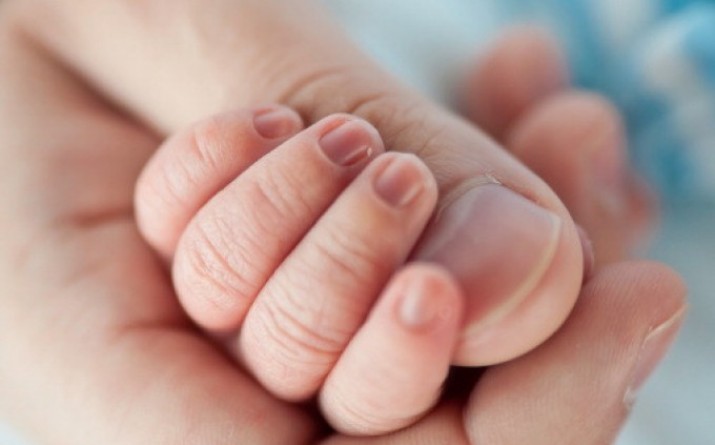 Alessandria: infermiera taglia un dito a una neonata per errore