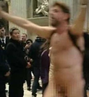 San Pietro: un uomo si aggira nudo dentro la basilica. Trasportato in psichiatria