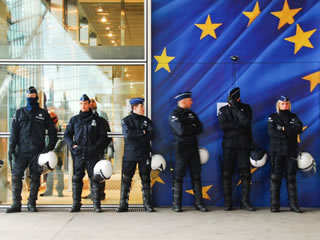 Grecia e Italia: scendono in campo gli agenti antiterrorismo