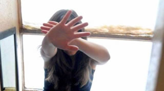 Vimercate: ragazza di 13 anni posta selfie su Instagram. Il padre la prende a calci e pugni