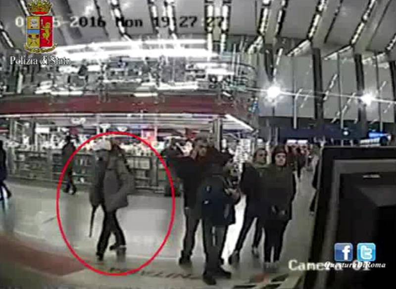 Roma, panico alla stazione Flaminia della Metro A: fermato un uomo con fucile