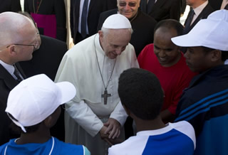 Papa Francesco: 'Non aiutare gli immigrati e' un attentato alla vita'