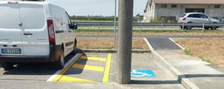 Zanica: un parcheggio disabili assurdo