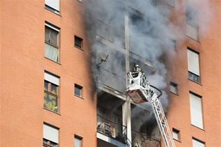 Milano: incendio in un palazzo. 13enne intossicato dal fumo è in gravi condizioni