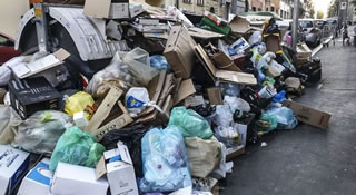 Roma sommersa dai rifiuti ma è la città che costa di più ai cittadini