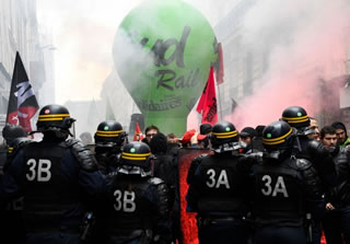 Parigi: migliaia di manifestanti contro la riforma del settore ferroviario
