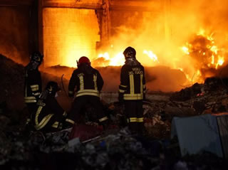 Pavia: brucia un capannone abbandonato. Allarme nube tossica