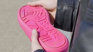 Amsterdam: scarpe realizzate con le gomme da masticare recuperate