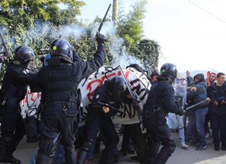 Brescia, contestazioni contro Renzi: scontri tra attivisti e Forze dell'Ordine