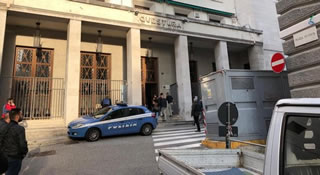 Trieste: conflitto a fuoco davanti alla Questura. Morti due agenti