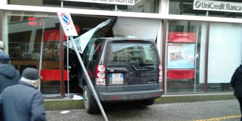 Velletri: 85enne sfonda vetrata della Unicredit col SUV. Una donna morta e 4 feriti