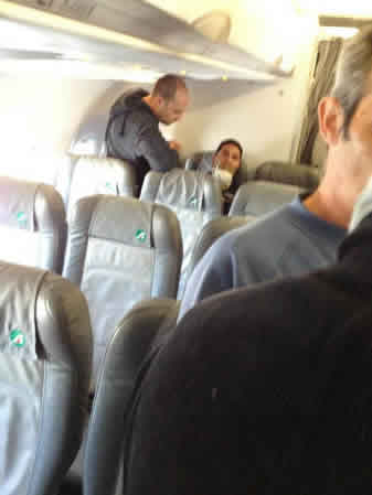 Tunisini respinti: i poliziotti li maltrattano sul volo di ritorno FOTO