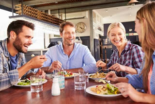 Alimentazione: in presenza di donne gli uomini mangiano di più per impressionarle