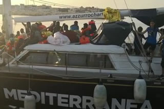 Lampedusa: sbarcati i migranti che si trovavano sul veliero Alex