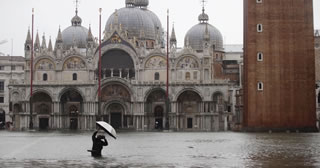 Venezia: da allerta rosso ad arancione, ma i rischi permangono