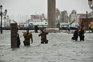 Venezia choc: acqua alta da record. Un uomo è morto fulminato 