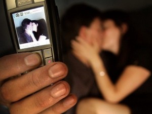 Asti: furto di un video hard da cellulare e ricatti. Un denunciato