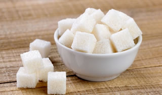 Zucchero bianco raffinato: fa male alla salute e va evitato