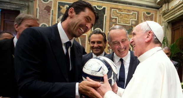 Papa Francesco tifoso dei giocatori 'umani'