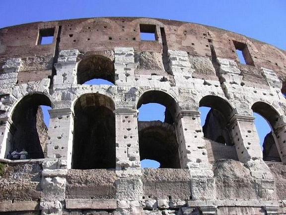 Storie d Italia tra turismo e vandalismo