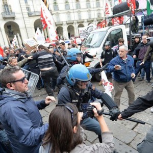 1 maggio scontri a Torino, sette feriti