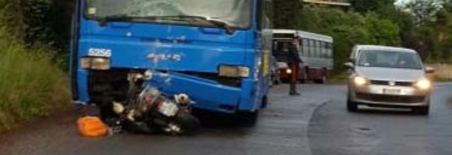 Frascati: motociclista si schianta contro un bus e muore