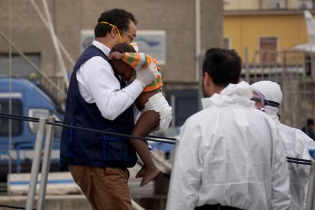 Napoli: sbarcati 463 migranti. Tra di loro il cadavere di una ragazza incinta