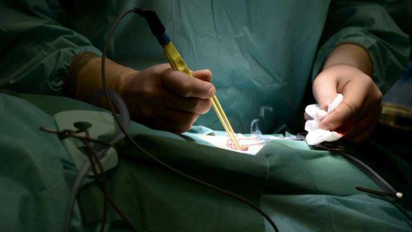 Napoli: operazioni di chiururgia plastica in diretta su Facebook