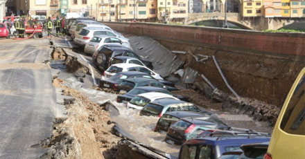Firenze: si apre una voragine sul lungarno. Migliaia di cittadini senz 'acqua