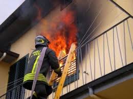 Pomezia: muore una 42enne intossicata dal fumo di un incendio in camera da letto