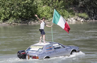 Attraversa il tevere a bordo di una Maserati anfibia