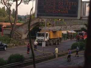Flaminia: crolla un ponte su un camion. Autista illeso