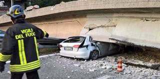 Lecco: crolla un cavalcavia. Scaricabarile tra ANAS e Provincia